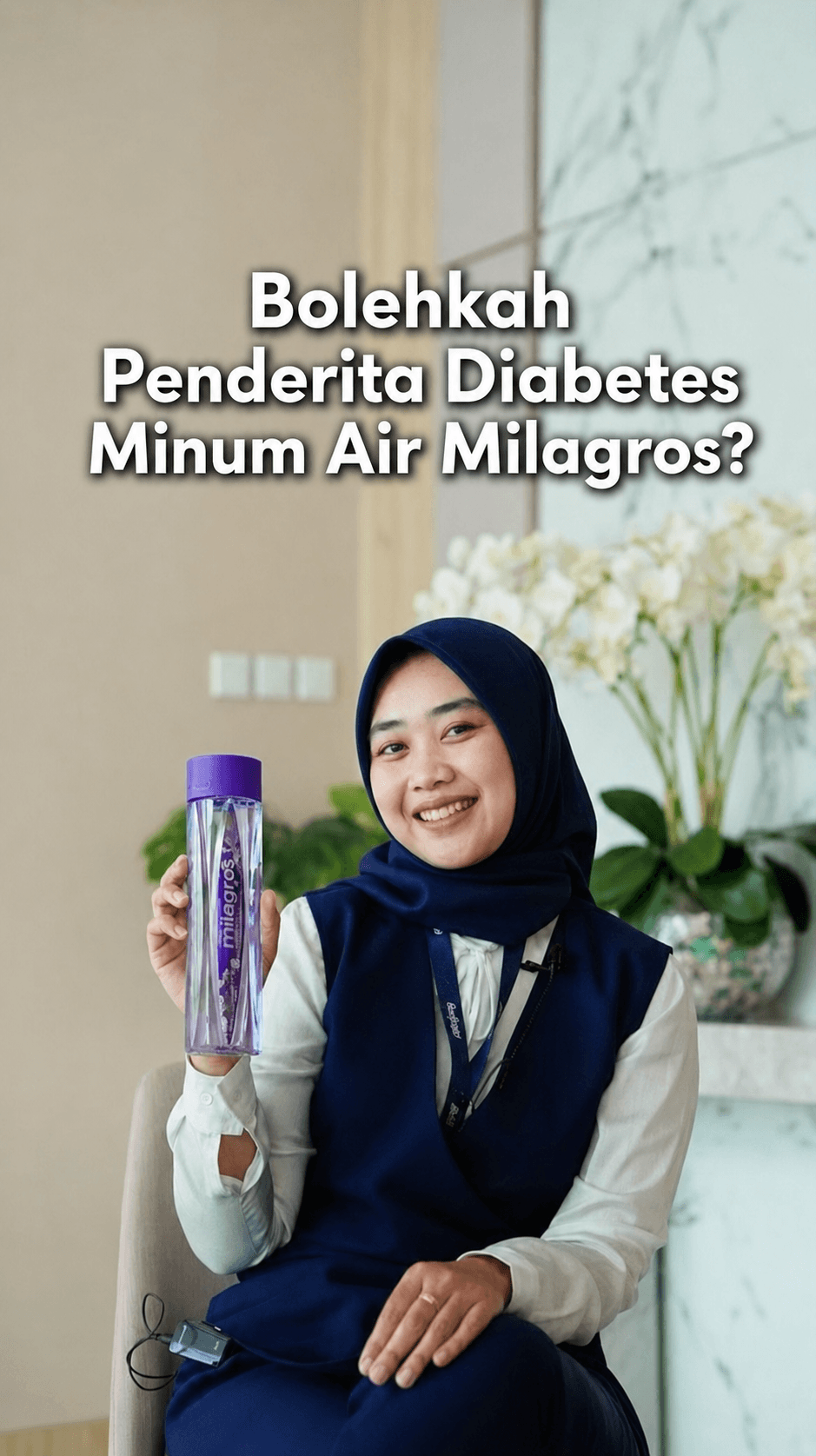 Perempuan berhijab memegang Air Milagros untuk ilustrasi artikel penderita diabetes